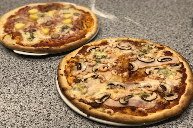 Koldhævet Pizza Lavet på Napoleon LEX 485