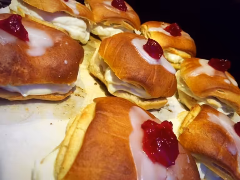 Fastelavnsboller med creme – klassisk opskrift