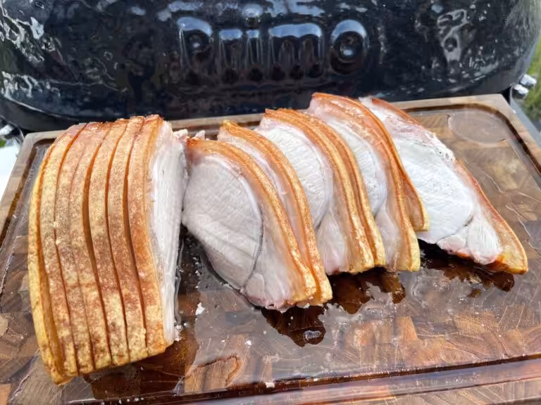 Flæskesteg på Primo Kamado – Sprød svær og saftigt kød