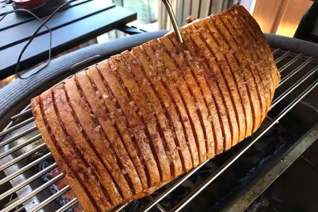 Flæskesteg på Kamado-grill med sprød svær