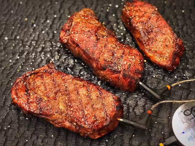 Entrecôte – Sådan griller du den perfekte steak Entrecote frisk fra Grillen med Flagesalt og Frisk kværnet Peber