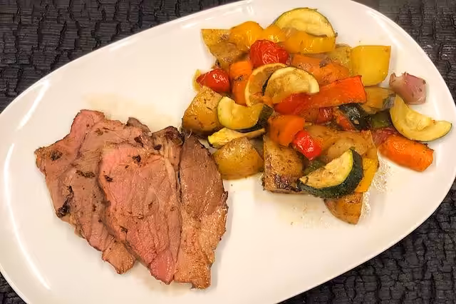 Anrettet lammekrone – elegant servering med smag fra grillen