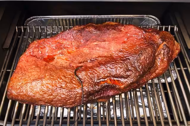 Full Packer Brisket – Sådan laver du perfekt Beef Brisket Full Packer Beef Brisket efter 4 timer, ved 80 grader og Hickory Røg