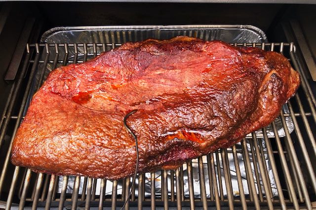 Full Packer Beef Brisket efter 4 timer, ved 80 grader og Hickory Røg