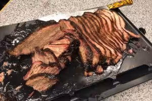 perfekt skåret beef brisket servering