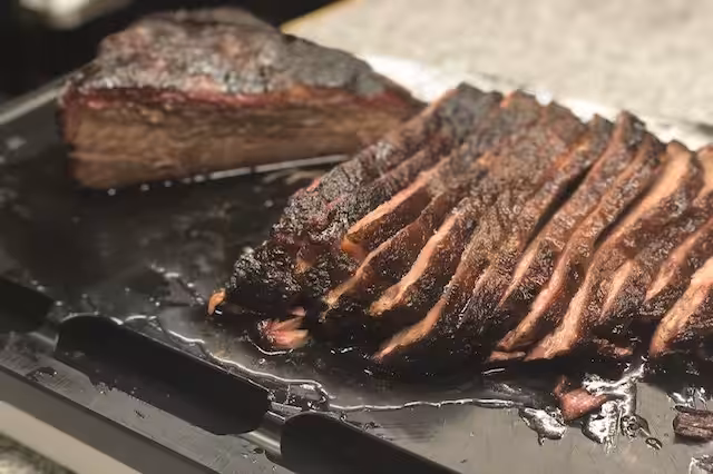 Sådan skæres beef brisket i 5–8 mm skiver for optimal mørhed