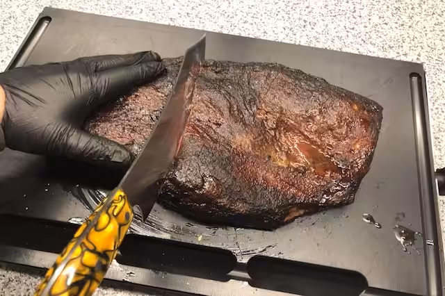 Point og flat på beef brisket adskilt før udskæring