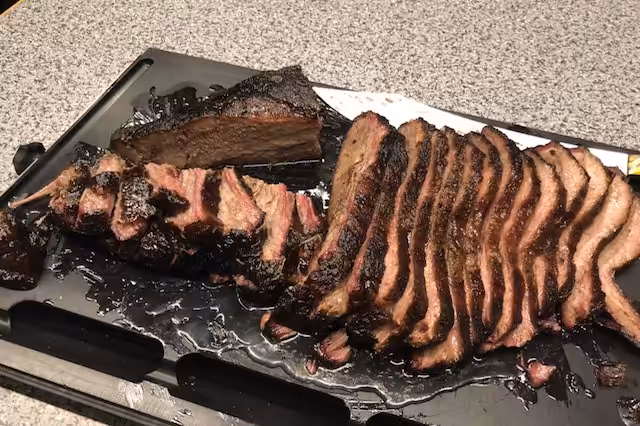 perfekt skåret beef brisket servering