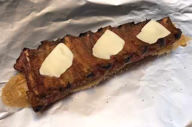 så kommer der smør på