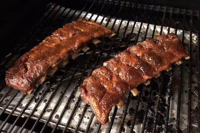 Kalve Spareribs - efter 5 timer på Traeger Træpillegrill