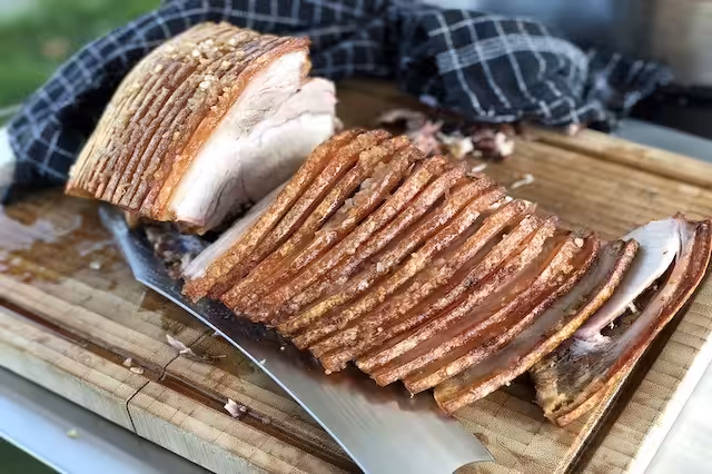 Flæskesteg på kuglegrill – Sprød svær hver gang