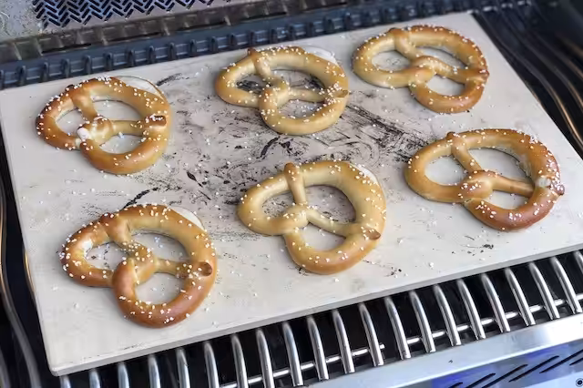 Brezel - sådan bager du en Saltkringle Brezel bagt på bagesten på grillen