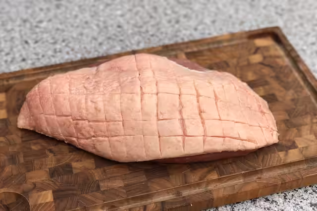 Culottesteg på Træpillegrillen Culotte ridset og klar til tiberedning