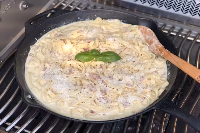 Pasta Carbonara på grill – cremet opskrift med bacon