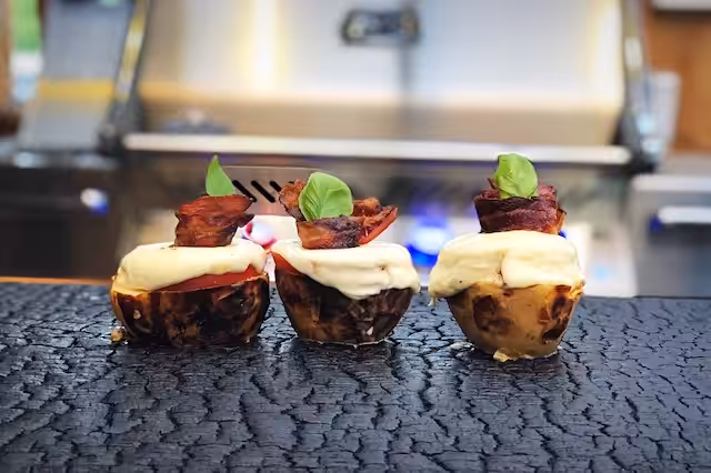 Bagekartofler med Mozzarella Tomat og Bacon