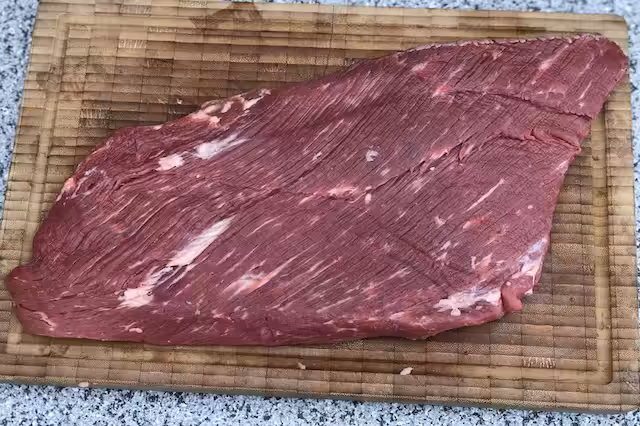 Flat delen af en Brisket pudset og klar til at blive forarbejdet til Pastrami