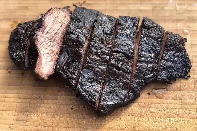 Brisket point skåret på langs, inden den skæres i tern. Kødet er mørt og dejligt saftigt.
