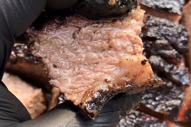 Brisket point skåret i cirka 3 × 3 cm store tern – mørt, saftigt og virkelig lækkert.