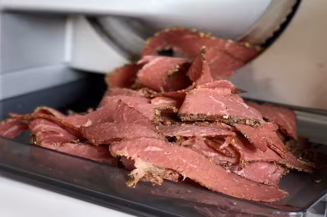 Pastrami, frisk skåret i 1,5mm tykke skiver