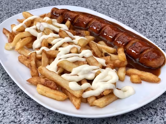 Karryketchup - Opskrift på Karrysauce til Karrywurst Currywurst Pommes & Mayo. Lige som en ægte tysk karrypølse skal serveres!
