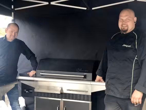 Lille og Store Jesper som viser den nye DPG Memphis træpillegrill frem 