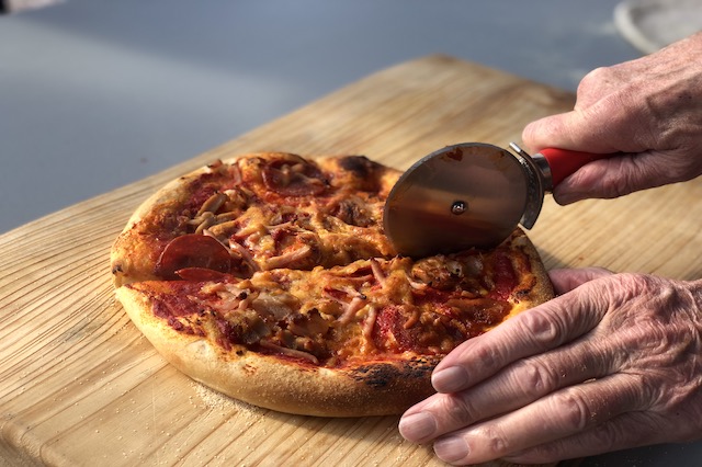 Den færdige pizza som er bagt på en Fredstone Pizzasten 