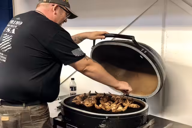 Lars er her i gang med Kyllingevinger fra Primo Grillen til Smagsprøver 
