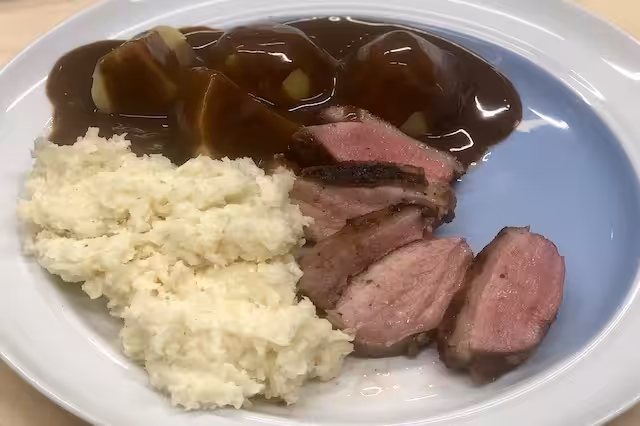 Andebryst - tilberedt på grillen Andebryst med stuvet hvidkål, saltkartofler og Andesovs.