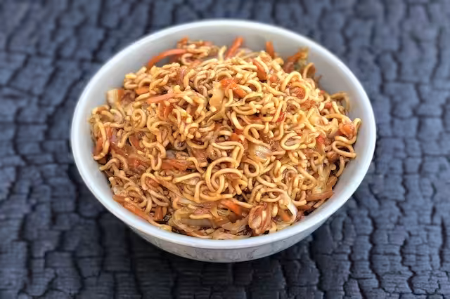Wok med nudler på grill – nem asiatisk opskrift