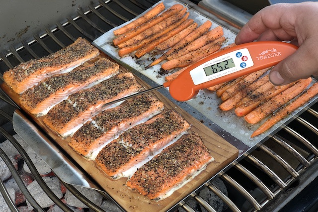 Røget Laks - på Planke med Gulerode og Feta BBQ