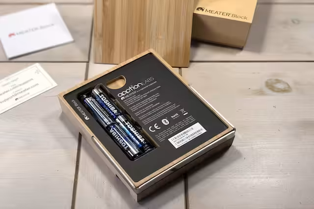 Meater Block Test - trådløs wifi Grill termometer med 4 føler Bagsiden af MEATER Block "Batterifag"