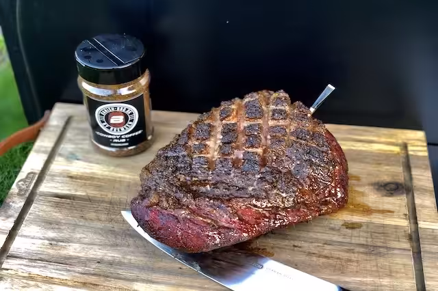 Cuvettesteg på Træpillegrill - sådan griller du den perfekte Cuvette Novillo Real Cuvette imens den hviler inden udskæring