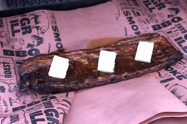 Steak-Out.dk - St. Louis Cut Ribs Kit pakkes med Smør og ÆbleJuice