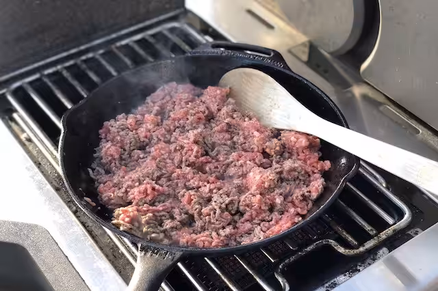 Støbejernspande på Napoleon Sizzelzone med hakket oksekød