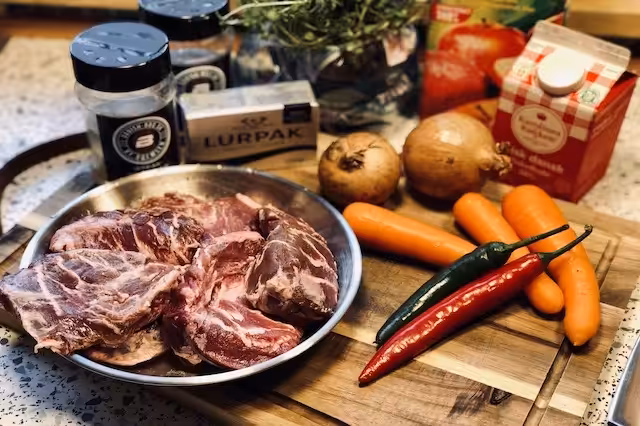 Ingredienser til Braiseret Svinekæber i Flødesovs