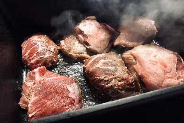 Svinekæber brunes i Dutch Oven
