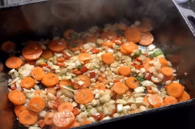 Urterne brunes hurtigt af i Dutch Oven