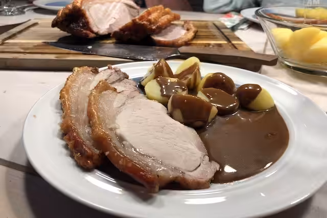 Flæskensteg med friske kartofler og brun sovs