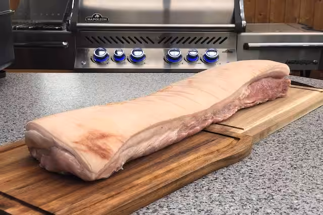 Flæskesteg på rotisseri – Sprød svær og saftigt kød Flæskesteg flot trimmet efter og klar til at få groft salt