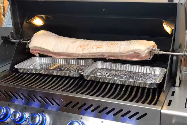 Flæskesteg på rotisseri – Sprød svær og saftigt kød Saltet Flæskesteg på Rotisseri
