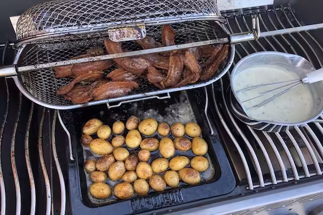 Stegt Flæsk, Grillstegte Kartofler og Persillesovs