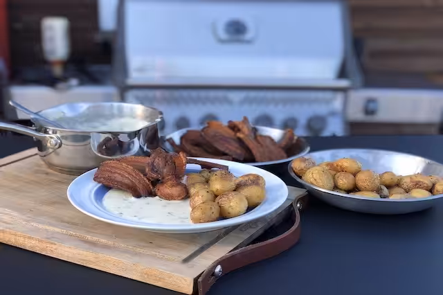 Stegt Flæsk, Grillstegte Kartofler og Persillesovs lavet på Napoleon grill