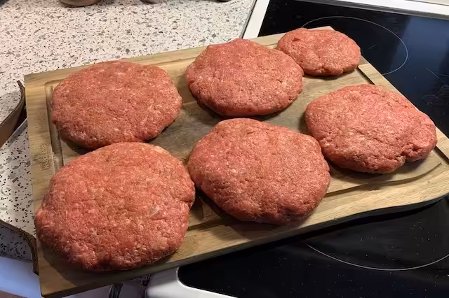 Burgerpattys klar til at komme på grillen