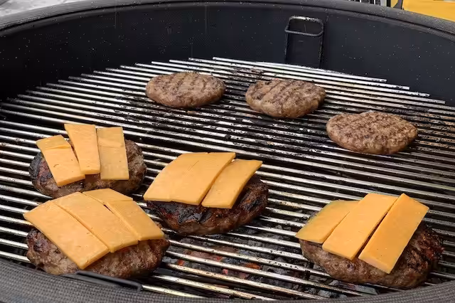 Så kom der ost på Drengerøvsburgerdellerne