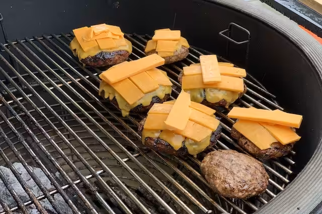 Ost, Ost mere Ost skal der på de her Burger