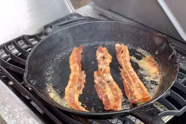 BBQ Bacon i støbejernspande på Napoleon Sizzelzone