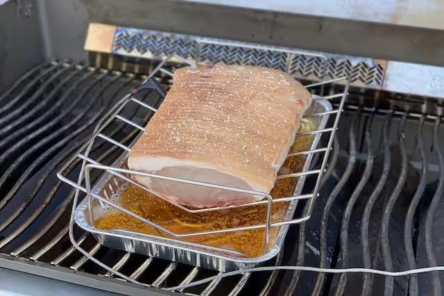 Dryaged Flæskesteg i stegeholder over mørk øl