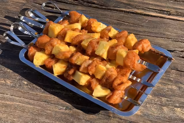 Ananas Kyllingespyd klar til at komme på grillen
