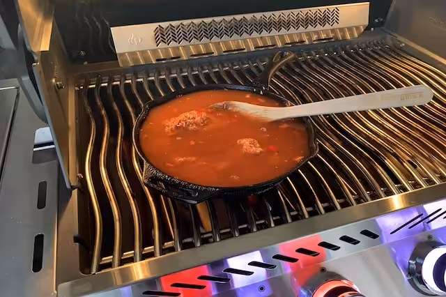 til sidst hældes grøntsagsbouillon over i panden  