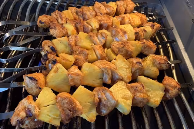 Ananas kyllingespyd på Grillen ved direkte varme 